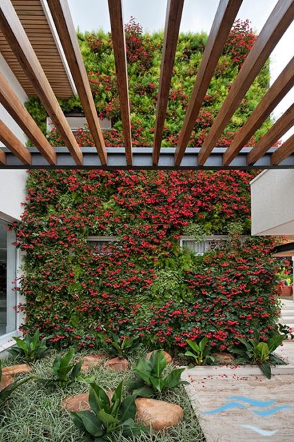Jardim vertical: externo com flores vermelhas