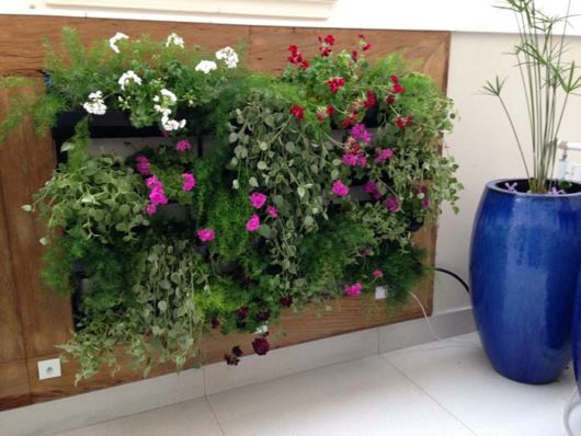 Jardim vertical: externo com flores brancas