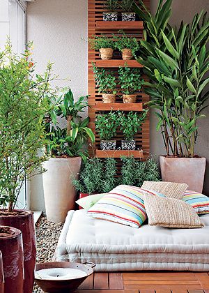 Jardim vertical em varanda de apartamento com sofá