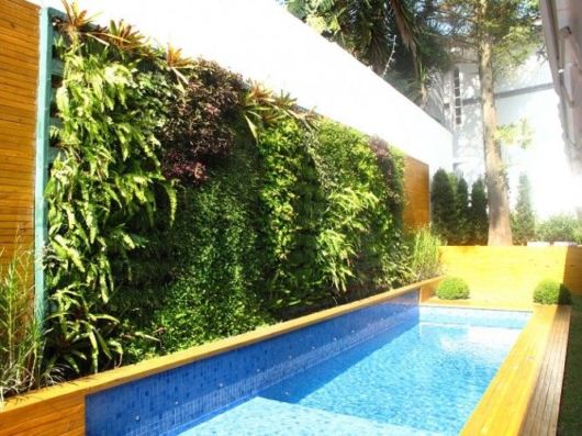Jardim vertical na piscina