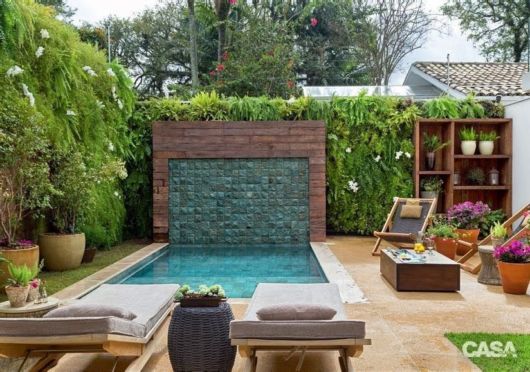 Jardim vertical na piscina