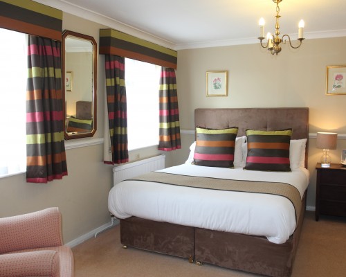 Luminária para quarto: quarto de casal com luminária no teto