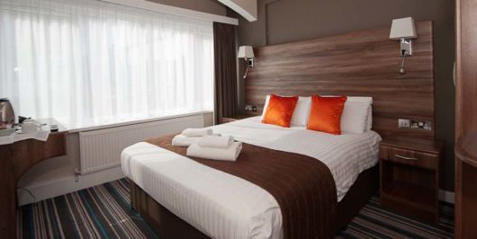 Luminária para quarto: quarto de casal com luminária de parede