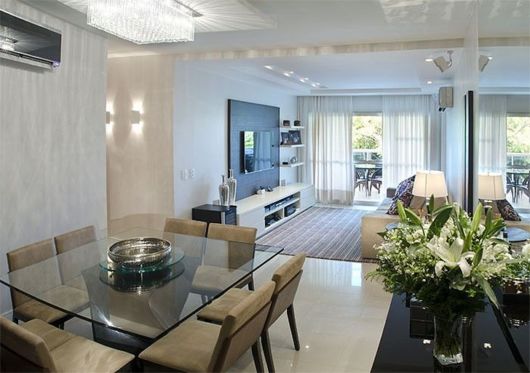 Lustre de cristais em sala de jantar conjugada com sala de estar
