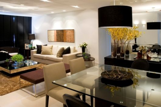 Lustre preto em sala de jantar conjugada com sala de estar