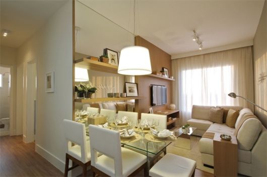 Lustre branco em sala de jantar conjugada com sala de estar