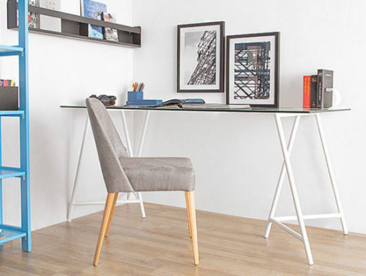 Mesa branca com estilo cavalete