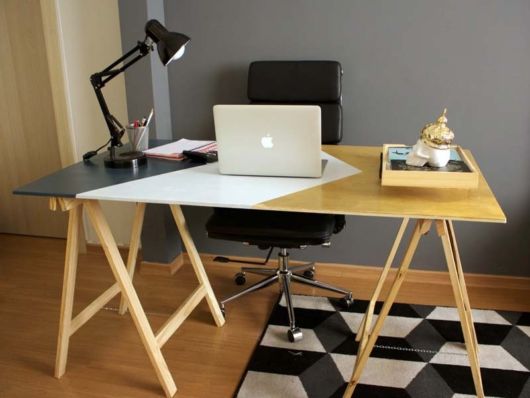 Mesa tipo cavalete para escritório