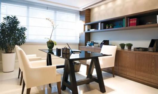 Mesa preta com estilo cavalete