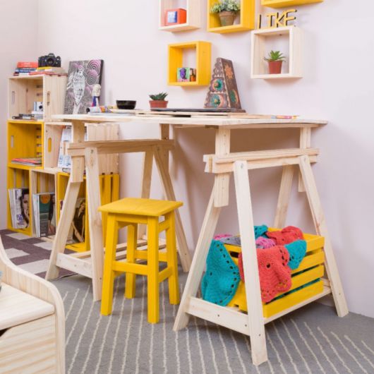 Mesa de MDF com pés cavaletes