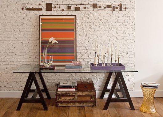 Mesa preta com estilo cavalete