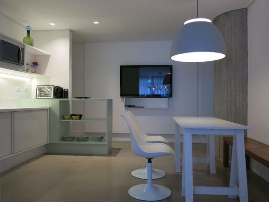 Mesa branca com estilo cavalete