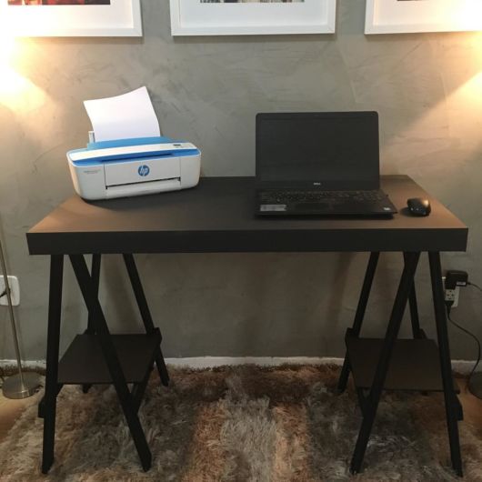 Mesa preta com estilo cavalete