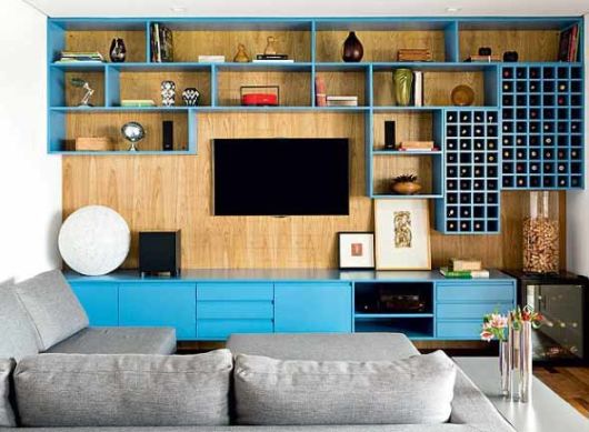 Sala de estar e de TV com nichos