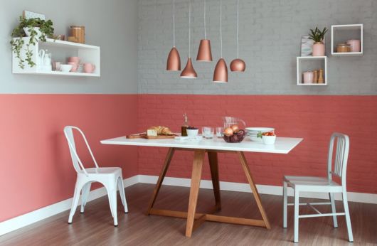 Sala de jantar decorada com nichos