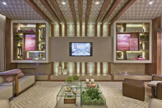 Sala de estar e de TV com nichos