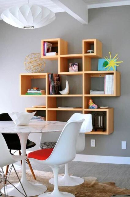 Sala de jantar decorada com nichos