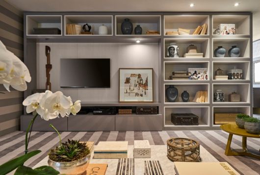 Sala de estar e de TV com nichos