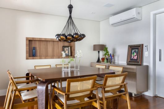 Sala de jantar decorada com nichos