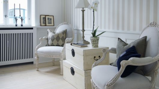 Sala pequena com papel de parede listrado