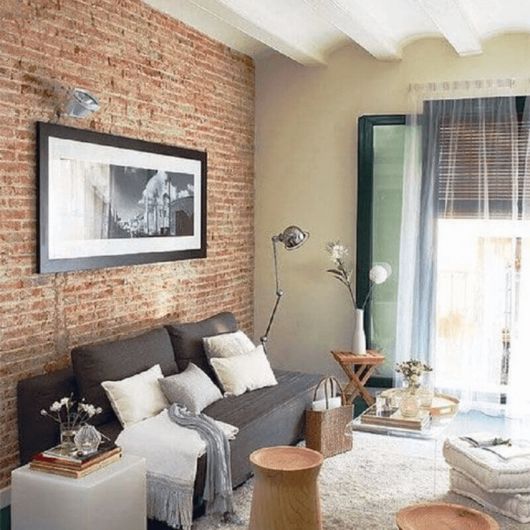 Sala pequena com papel de parede de tijolinhos