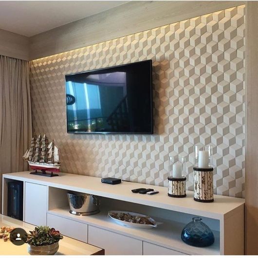 Parede da TV com papel de parede geométrico