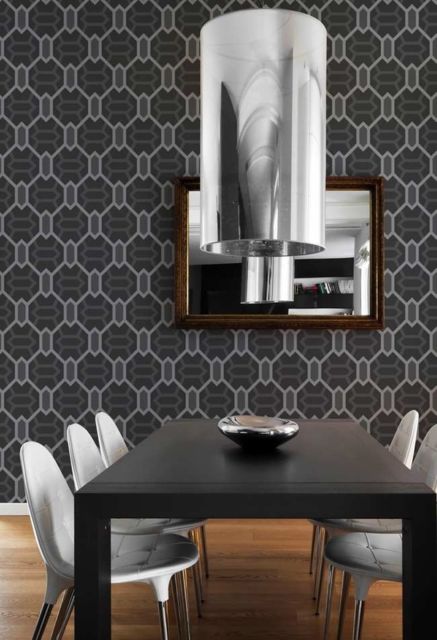 Sala de jantar com papel de parede preto