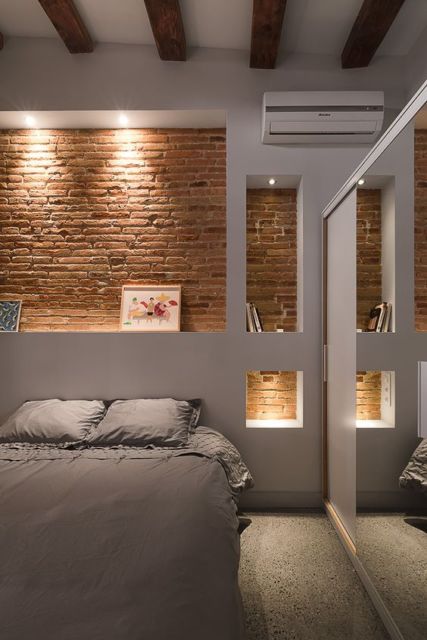 quarto com parede de tijolinho