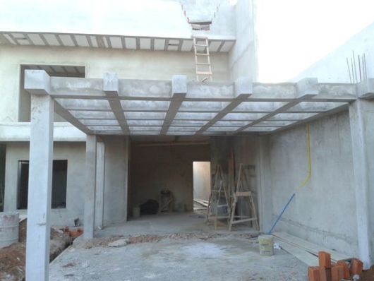garagem com pergolado de concreto