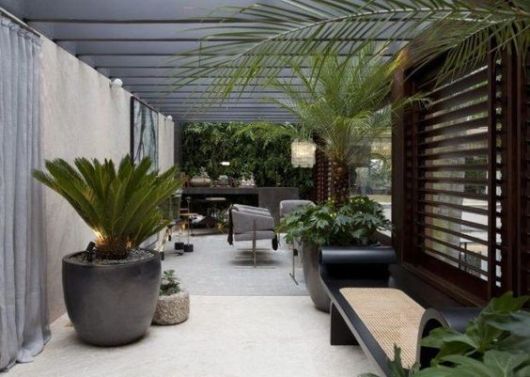 pergolado de concreto com plantas