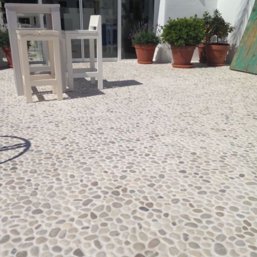Piso de pedra para quintais e varandas