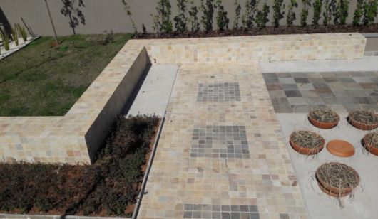 Piso de pedra para quintais e varandas