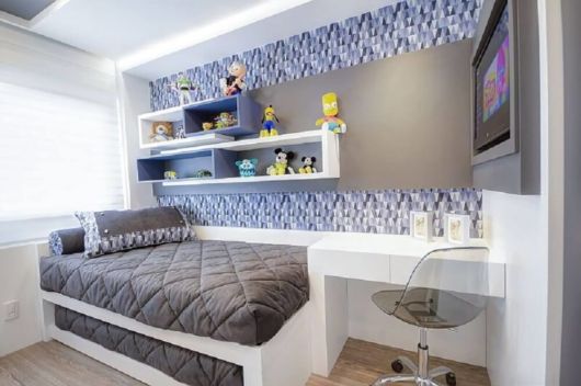 Prateleiras para quarto masculino com papel de parede