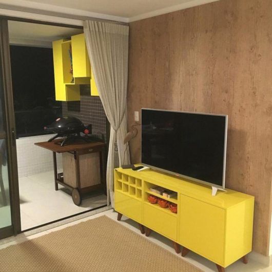 sala com móvel amarelo