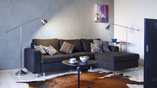 Sala decorada com sofá preto e chaise