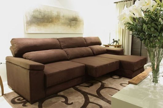 Sala decorada com sofá retrátil com chaise