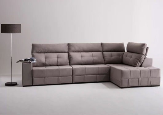 Sala decorada com sofá retrátil com chaise