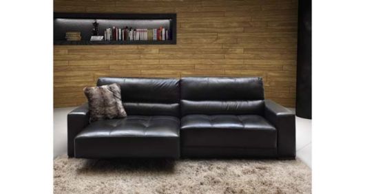 Sala decorada com sofá com 2 lugares com chaise