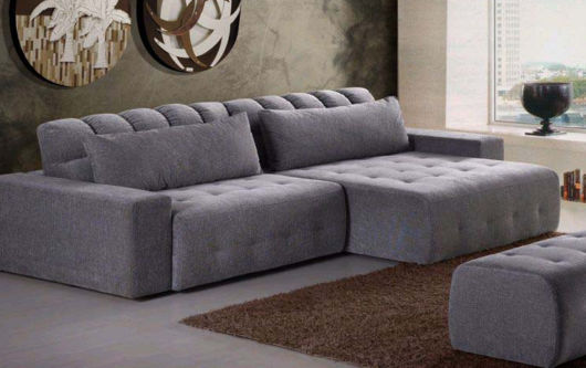 Sala decorada com sofá retrátil com chaise