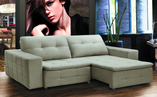 Sala decorada com sofá retrátil com chaise