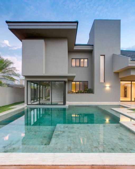 Casa com piscina e telhado moderno