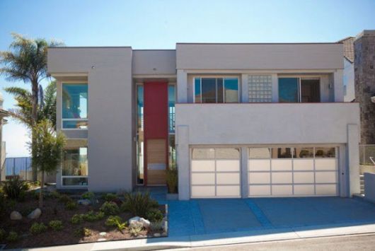 Casa com telhado moderno e janelas grandes