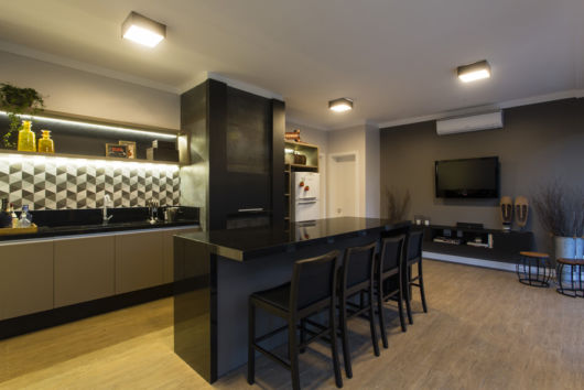 cozinha com churrasqueira integrada sala