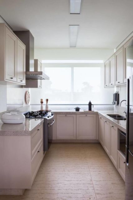 Cozinha em U bege e branca