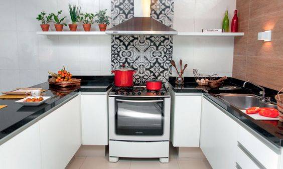 Cozinha em U com azulejos antigos