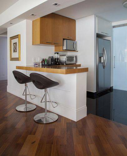 Cozinha americana com bancada de madeira