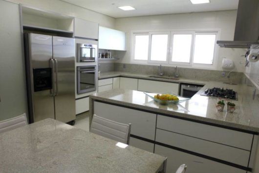 Cozinha planejada branca