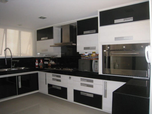 Cozinha planejada branca e preta