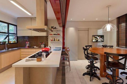 Cozinha americana com bancada clara