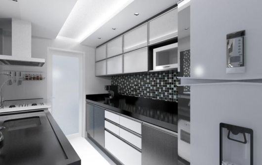 Cozinha planejada branca e preta